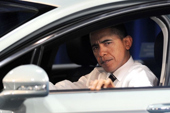 Auto Nr`1 pagalam. Baraka Obamas skatiens šķiet izsaka visu – Izraēlas apciemojuma laikā viņa bruņām klātais, astoņas tonnas smagais un dažādām drošības sistēmām aprīkotais limuzīns, palika bezpalīdzīgi stāvam ielas vidū gaužām vienkārša iemesla dēļ, jo paša personāls benzīna vietā tā bākā iepildīja dīzeļdegvielu.
