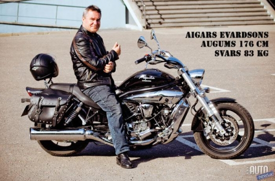 Latvijā ļoti reta braucamrīka „Hyosung GV 650 EFi” īpašnieks, LR IeM Valsts policijas koledžas direktors Aigars Evardsons.