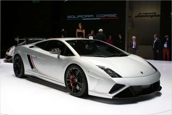 Lamborghini Gallardo LP 570-4 Squadra Corse. Lamborgini Gallardo Squadra Corse nosaukts kompānijas nesen izveidotās motoru sporta nodaļas vārdā. Koplietošanas satiksmei paredzētais sportkārs aprīkots ar 5,2 litru V10, kas attīsta 570 ZS jaudu un ļauj sasniegt sekojošus rādītājus: 0-100 km/h 3,4 sekundes, maksimālais ātrums – 320 km/h.