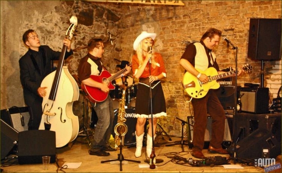 Visiem sabraukušajiem īpašas simpātijas izraisīja arī „Rockin’ Lady & her Rivertown Boys” (Igaunija). Gaišamatainā meitene spēja iesildīt ne vienu vien ballētāja sirdi un kājas, tā kā deju placis arī tika krietni nospodrināts.