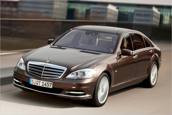 
Mercedes S 600
V12-Turbo- benzīna motors
5.513 ccm
517 ZS
Piecpakāpju automātiskā kārba
Aizmugurējo riteņu piedziņa
Vidējais degvielas patēriņš: 14,3 litri/100 km
Paātrinājums 0-100 km/h: 4,6 sekundes
Maksimālais ātrums: 250 km/h
157.675 eiro