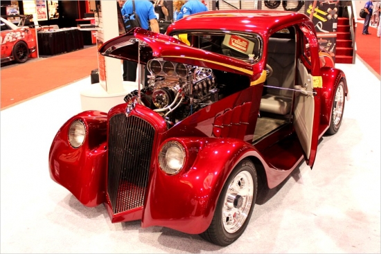 Attēlā redzamais Custom Car ir būvēts uz 1933.gada Willys 77 Coupe bāzes, automobilim ir modificēta piekare un bremzes, pārnesumkārba no 1974.gada De Tomaso Pantera un Keith Black sagatavots motors. Kracklin Rose paredzēts dragreisam un par degvielu izmanto nitrometānu un alkoholu.