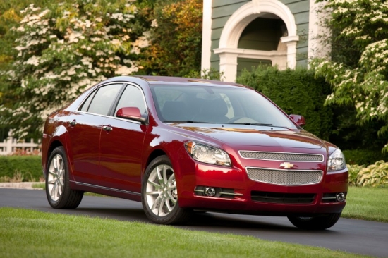 10.Chevrolet Malibu (142 312). Septītās paaudzes Malibu beidzot saņēmis pārsvarā pozitīvas atsauksmes no auto tehnikas ekspertiem, ko apliecina arī pārdošanas skaitļi. Lai gan – no sava segmenta  konkurentiem – japāņu ražotajiem Toyota Camry (3.vieta) un Honda Accord (4.vieta), Malibu atpaliek visai jūtami. 
