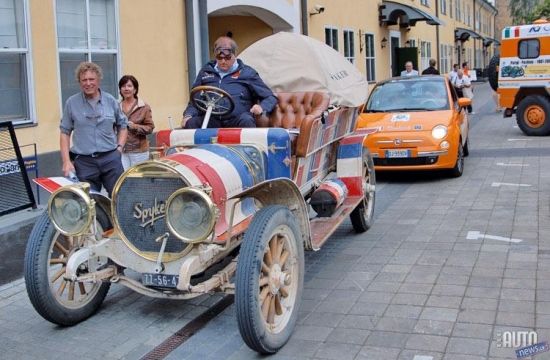 Ekspdīcijas dalībnieki pastāstīja, ka "Itala" ir 100 procenti oriģināla atšķirībā no holandiešu ekipāžas, kura brauca ar "Spyker" repliku. 