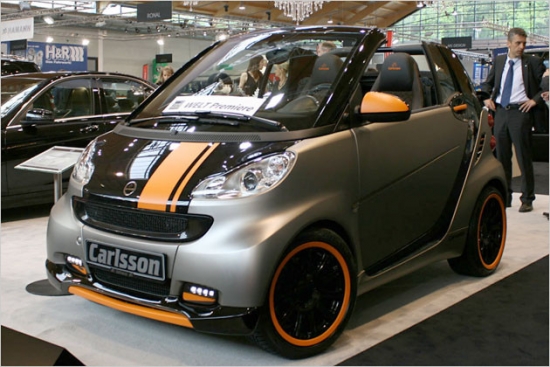 Carlsson pārbūvētais Smart ForTwo izceļas ar pelēkas, melnas un oranžas krāsas kombināciju. Mercedes mazulītim arī zemāka piekare, LED dienasgaismas, melna radiatora reste u.c. 