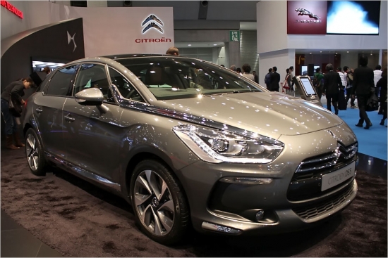 Citroen DS3 un DS4 seko DS5. Ar savu 4,52 m garumu piecvietīgais automobilis nostājas tieši pa vidu C4 un C5, bet augstumā (1,51 m) krosovers ir tikai nedaudz pārsniedz sedanu. Eiropas dīleri Citroen DS5 tirdzniecību jau sākuši, piemēram Vācijā tā cena ir, sākot no 29 700 eiro.