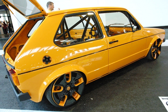 Ēriks Štīlers sava Golf I pārbūvei izvēlējies Naked-Stil novirzienu – patērējot trīs gadus darba un 30 litrus olu dzeltenās krāsas, viņš pārvērtis savu auto par kailu, taču glīti krāsotu dzelzs būri bez neviena polsterējuma , toties ar sporta drošības jostām un karkasu.