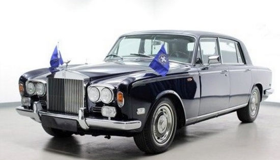 1971.gada Rolls-Royce Silver Shadow LWB. Premjerministra Kostas Karmanlisa dienesta auto pagaidām vēl pieder Grieķijas valdībai. Pircējam jārēķinās ar 80 000 – 100 000 eiro.
