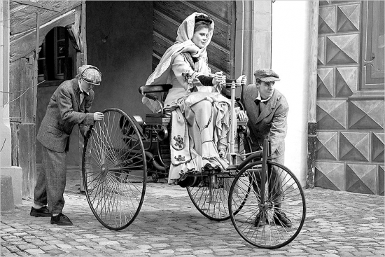 Notikuma inscenējums - pirms 125 gadiem, vīram nezinot, Berta Benca devās 106 km garā pārbraucienā no Manheimas un Forcheimu