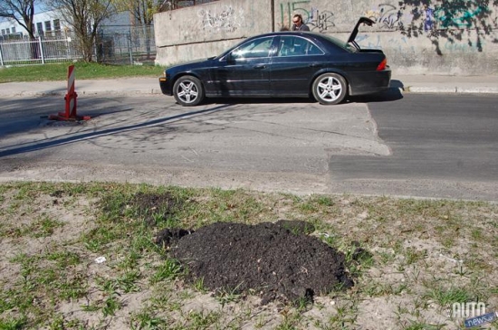 Irlavas ielā pirms krustojuma ar Rucavas ielu. Pirms nedēļas uz ceļa braucamās daļas izveidojās milzīgabedre. Komunālie dienesti raka, asfaltēja un pat iemanījās pēc sevis atstāt čupu ar neizlietotu asfaltu, ceļmalā esošajā zaļajā zonā. Tikai pēc dažām dienām, desmit metrus tālāk sāka brukt zeme un veidoties bīstama bedre pie kanalizācijas akas vāka.