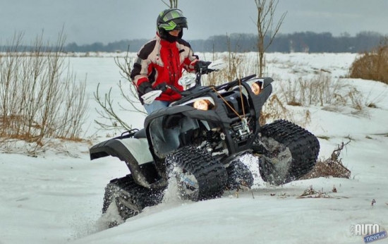 „Yamaha Grizzly 700 FI Special Edition ar kāpurķēdēm.

