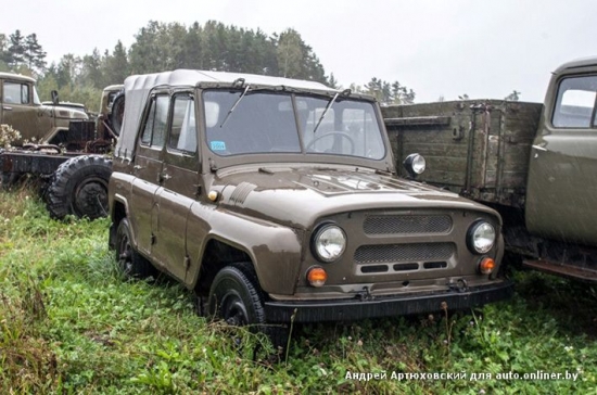 
Visurgājējs UAZ-3151 - leģendārā "āža" UAZ-469B pēctecis. Uļjanovskas rūpnīca to dažādās versijās ražo jau kopš 1972.gada. Automobilim ir virsbūve ar noņemamu tenta jumtu un atveramu bagāžnieka bortu. Neskatoties uz to, ka šis auto ir mazāk komfortabls nekā, piemēram, VAZ-2121 "Niva", tam tomēr ir četras durvis, kas nodrošina plašāku funkcionalitāti, ļaujot viegli piekļūt aizmugures sēdekļu rindai. Bruņotajos spēkos to izmanto kā līdzekli komandējošā sastāva mobilitātes nodrošināšanai. Ārpus bruņotajiem spēkiem īpaši pieprasīts mednieku, makšķernieku aprindās. UAZ tiek cienīts par izcilajām apvidus īpašībām, vienkārši paveicamo remontu un konstrukcijas izturību. Galvenie trūkumi – viduvēja vadāmība un ergonomika, atsevišķu detaļu un agregātu izteikti sliktā kvalitāte. 