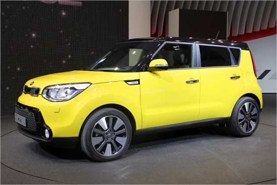 Kia Soul.
Uz Frankfurti atvests Soul otrās paaudzes modelis. Pirmajā acu uzmetienā tas liekas stipri līdzīgs pirmās paaudzes modelim, taču tie ir maldi – jaunais Soul tehniskā ziņā balstās uz Cee`d (agrāk Venga), kas nodrošina labākas braukšanas un telpas izmantošanas iespējas. Motoru izvēlē – viens benzīna (140 ZS) un viens dīzeļa (128 ZS) dzinējs. Tirgū Kia Soul nonāks 2014.gada sākumā, cena – pagaidām nav zināma.