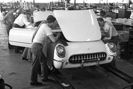 Zem C1 motora pārsega darbojās rindas sešcilindru dzinējs ar 150 ZS jaudu. Lai samazinātu svaru tērauda vietā izvēlējās stikla šķiedru