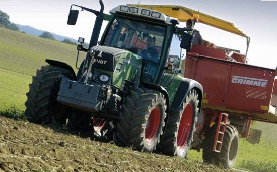 -Fendt 300 Vario. Pārejam pie nopietnākas tehnikas – lauksaimniecības traktors Fendt 300 Vario var darīt daudz un dažādus darbus, protams, ja to kārtīgi baro ar dīzeļdegvielu. 210 litri savam dzelzs zirgam zemnieka maciņu padarīs par 279,09 eiro plānāku.
