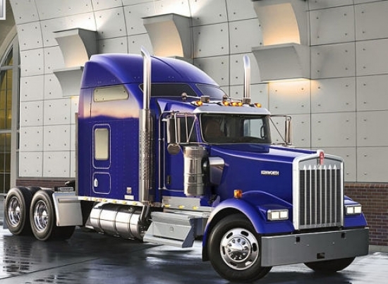 Kenworth W900 – ļoti līdzīgs augstāk minētajam Peterbilt, tostarp arī jaudas ziņā. Zem šī vilcēja pārsega Cummins vai Caterpillar agregāts ar 15 litru tilpumu un 577 ZS jaudu.