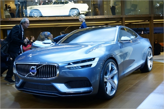 Volvo Concept Coupe.
Volvo atzīmē, ka kupeja demonstrē ne tikai dizaina virzienu, ko zviedri izmantos jauno modeļu radīšanai, bet arī jaunās modulārās platformas SPA iespējas, kuras pirmais produkts – jaunās paaudzes krosovers XC90, tiks parādīts nākamgad. Prototips aprīkots ar hibrīdiekārtu, kas apvieno Drive-E saimes četrcilindru benzīna agregātu un elektromotoru. Sistēmas kopējā jauda – 400 Zs un 600 Nm. 

