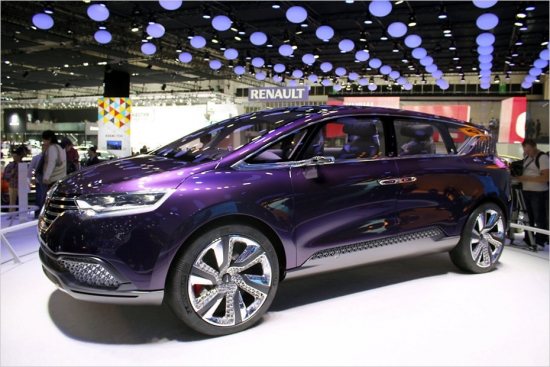 Renault Initiale Paris Concept. Sagaidāms, ka šī automobiļa sērijveida modifikācija pārtaps par minivena Espace trešās paaudzes modeli un pie pircējiem dosies 2015.gadā.  4,85 m garais minivens ir aptuveni tikpat garš, cik pašreizējās paaudzes Grand Espace un izceļas ar spēcīgi veidoties sāniem, lieliem riteņiem un virsbūves apakšas aizsargiem. Piedziņai kalpo 130 ZS dīzelis.