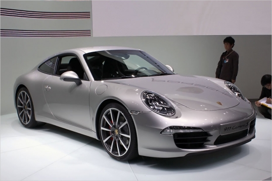 Jaunā Porsche 911 Carrera kļuvusi ne vien jaudīgāka (+5 ZS, Carrera S +15 ZS), bet arī ievērojami taupīgāka. Tas panākts, ieviešot Start-Stop sistēmu un pasaulē pirmo mehānisko pārnesumkārbu ar septiņām pakāpēm. Ražotāja dati liecina, ka 911 Carrera 3,4 litru 350 ZS boksermotors ar PDK divsajūgu kārbu (opcija) patērē vien 8,2 litrus degvielas. Sprinta distanci jaunā Carrera veic 4,6 sekundēs (agrāk 4,7).
