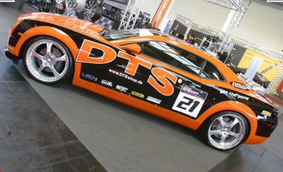 Tūninga detaļu un aksesuāru piegādātājs DTS savas produkcijas reklāmai izmanto Chevrolet Camaro.