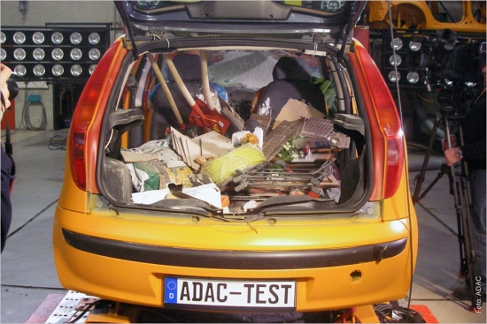 nenostiprinātie būvmateriāli pilnībā izdemolējuši Fiat Punto salonu.