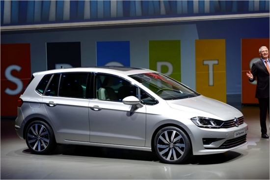 VW Golf Sportvan.
Viens no svarīgākajiem paša Volkswagen jaunumiem ir Golf Sportvan – modelis ar paaugstinātu sēdpozīciju, kas 2014.gadā stāsies Golf Plus vietā. Golf saimes jaunpienācējs ir garāks nekā hečbeks, taču īsāks nekā universāls. Bagāžas nodalījumā ietilpst 585-1512 litri.