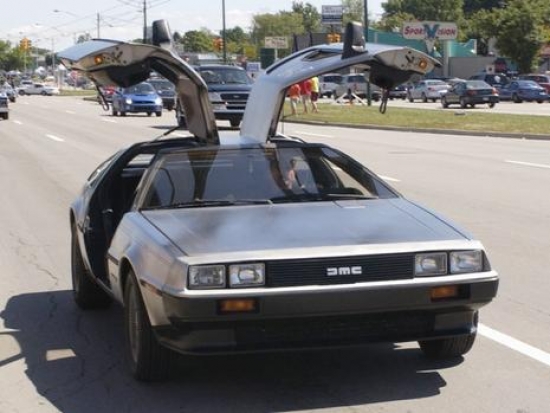 2.DeLorean DMC-12 – spēkrats, protams, izskatās pēc sportkāra, taču zem motora pārsega tam atrodas nīkulīgs 132 ZS dzinējs. Sliktā apdare un 1980.gada autoindustrijas krīze pielika punktu DeLorean cerībām un 1982.gadā kompānija bija spiesta pieteikt bankrotu. 

