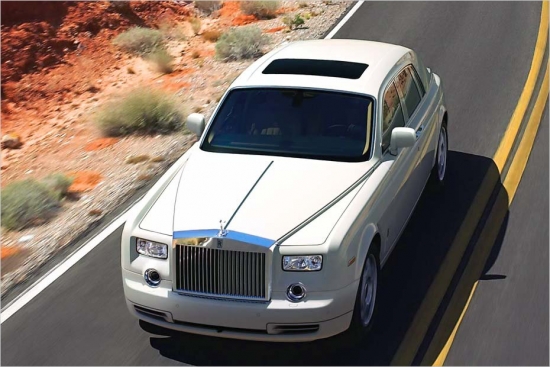 Rolls-Royce Phantom
V12- benzīna motors
6.749 ccm
460 ZS
Sešpakāpju automātiskā kārba
Aizmugurējo riteņu piedziņa
Vidējais degvielas patēriņš:16,5 litri/100 km
Paātrinājums 0-100 km/h: 5,9 sekundes
Maksimālais ātrums: 240 km/h
411.383 eiro