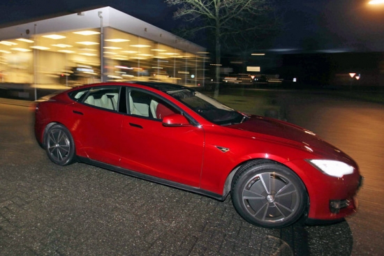 Tesla Service Center Amsterdamas dienvidos saņemam elektrisko sedanu Model S P85: 416 ZS, cena no 97 600 eiro – laikam gan šobrīd pašu fascinējošāko auto mūsu ielās. 