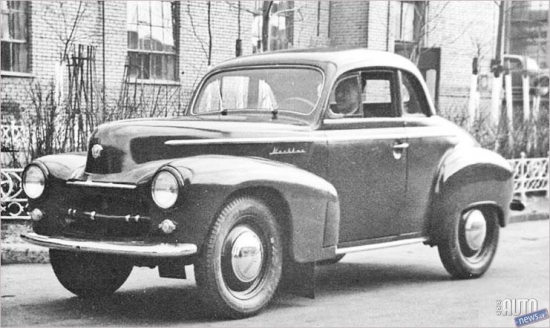 Москвич-403Э-424Э. 1951.gads.
Paradoksālā kārtā konstruktori tomēr projektēja itin jaukas sporta mašīnas, no kā nebūtu kauns pat tagad. Vispirms Igors Gladiļins divos eksemplāros  radīja sportisku coupe Moskvič 403E-424E ar gandrīz no jauna izveidotu 1,2 litru dzinēju.