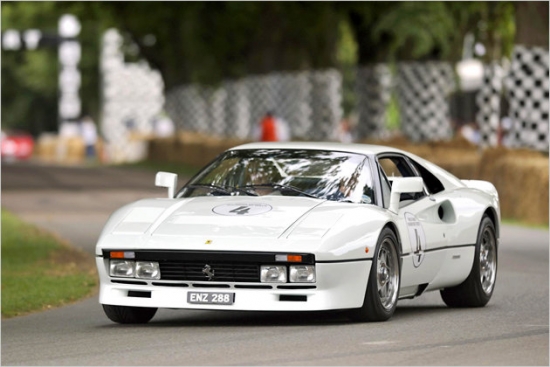 Ferrari 288 GTO zem motora pārsega atrodas 2,8 litru V8 motors ar 400 ZS jaudu