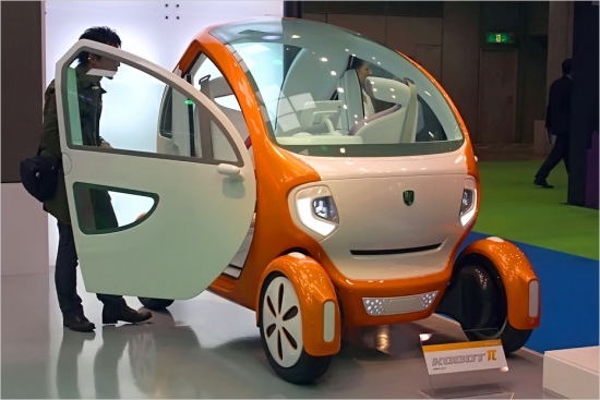 Kowa Tmsuk Kobot Pi – stikla burbulis ar smaidoša zīdaiņa ģīmīti, tapis, sadarbojoties elektro optisko sistēmu ražotājam Kowa un robottehnikas kompānijai Tmsuk. Attēlā redzamais modelis ar nosaukumu Pi pieder elektrisko transportlīdzekļu saimei Kobot.
