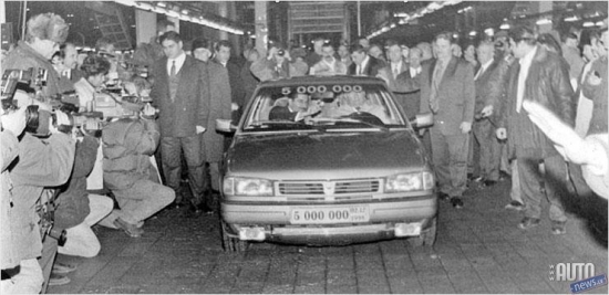 1997. gadā sedanam 2141 izstiepa riteņu bāzi līdz 2,8 metriem un ar importa spēka agregātiem centās iesmērēt neattapīgai publikai kā prestiža auto Aleko 142RS Kņazj Vladimir. Maskavas mērs Jurijs Lužkovs bija daudzu moskviču krustēvs piešķirot neveiklus vārdus neveiksmīgiem modeļiem. 