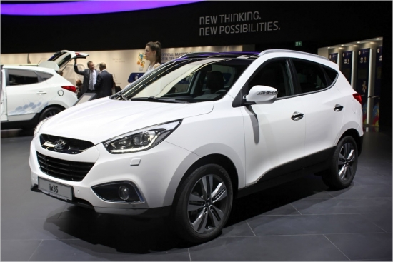 Hyundai ix35 Facelift.
Feislifta rezultātā korejiešu krosovers saņēmis nelielus eksterjera un interjera uzlabojumus, bet motoru klāstā jauns 2 litru 166 ZS tiešās iesmidzināšanas agregāts nomainījis veco 2 litru benzīna agregātu ar 163 ZS jaudu. Cenas sākas no 20 970 eiro.