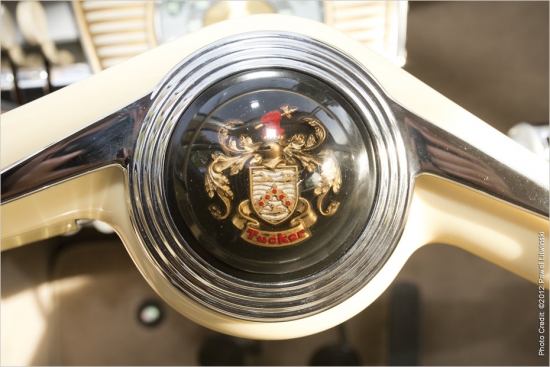 stūres rata centrā greznojas Tucker emblēma