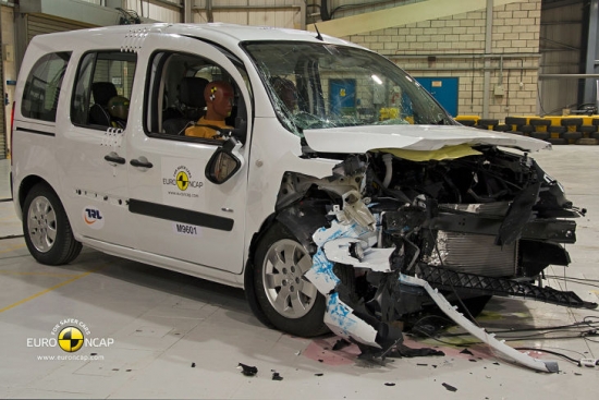 Mercedes izgāžas. Martā kauna stundu piedzīvoja Mercedes-Benz – uz Renault Kangoo bāzes radītais furgoniņš Citan EuroNCAP drošības testos izgāzās, saņemot vien trīs zvaigznes no cerētajām piecām. Ekspertu kritikai tika pakļautas Citan drošības sistēmas un gājēju aizsardzība. Mercedes veica steidzamu modernizāciju un rudenī Citan uzrādīja nedaudz labāku rezultātu, nopelnot četras zvaigznes.