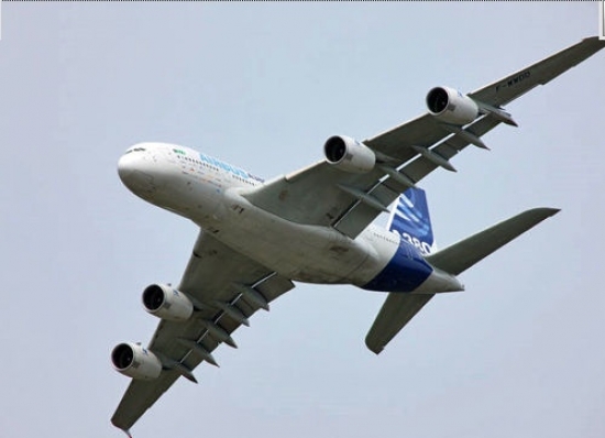 -Airbus A380. Vēl lielāku čeku nākas izrakstīt par Airbus 380 degvielas krājumiem – lidmašīnas tvertnēs ietilpst 310 000 litri, par kuriem tiek pārskaitīti 170 500 eiro, taču, lai kādi arī būtu sauszemes un pa gaisu lidojošo transportlīdzekļu rēķini par degvielu, tas liksies nieks, kad pēc degvielas ieradīsies peldošie transportlīdzekļi.