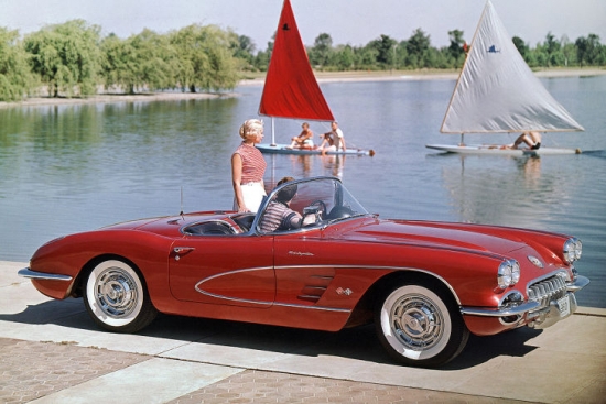Attēlā 1960.gada Corvette C1, kurai ir modernizēts kokpits un jaudīgāki motori