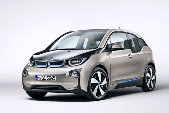 Elektriskā hečbeka sākumcena Vācijā būs 34 950 eiro, tādejādi BMW elektromobilis cenu ziņā izvietojas pa vidu 3.sērijai (no 28 900€) un 5.sērijai (no 40 700€).