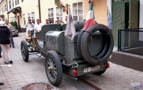 Riepas priekš  Itala izgatavoja Pirelli rūpnīcā pēc tā laika tehnoloģijas. 
Braukt ar Itala nav viegli. Lai ieskrējušos antīko sacīkšu auto apturētu ir vajadzīgs nereti pat divu vīru spēks. Tāpēc braucēji ir 20 cilvēki, kuri laiku pa laikam manās. 
