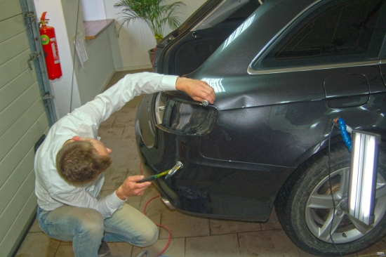 Sava priekšnesuma laikā Artūrs komentēja darba procesu, un pēc 30 minūtēm buktes no durvīm bija izzudušas. 