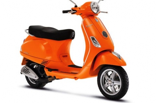 - Vespa LX 125 . Retro dizains atkal ir modē, motorolleri arī. Vespa LX 125 bākā var ieliet 8 litrus, kas no maciņa prasa izņemt 12,31 eiro.