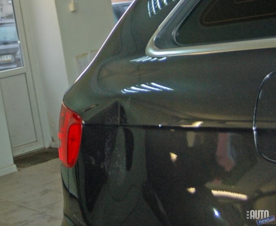 Tas bija kā zibens no skaidrām debesīm: Artūrs iesaucās — nu sākam! — un tajā pašā brīdī ar baigu blīkšķi iespēra pa glītā „Audi” aizmugurējo spārnu. Tur tagad bija redzama ievērojama bukte ar skaidri saskatāmu kurpes protektora nospiedumu.