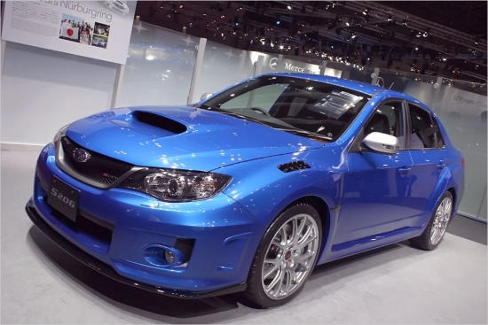 Subaru demonstrē jauno Impreza WRX STI S206, kas tiks izgatavota vien 300 eksemplāros. Zem četrdurvju automobiļa motora pārsega iebūvēts 2 litru četrcilindru boksermotors, kas attīsta 320 ZS jaudu.
