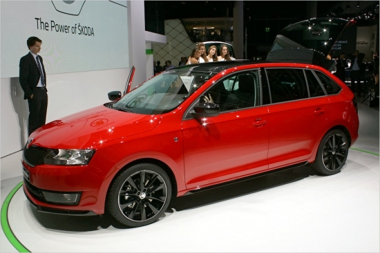 Škoda Rapid Spaceback. Kas tas īsti ir- universāls vai piecdurvju hečbeks? Droši vien gan viens, gan otrs. Gabarītu ziņā Spaceback ir par 18 cm īsāks nekā Rapid hečbeks, taču bagāžas telpa tam ir apskaužami plaša - 415-1490 litri. Motoru klāstā četri benzīna un divi dīzeļa dzinēji ar 75-122 ZS jaudu. Spaceback tirdzniecības starts nolikts uz oktobra beigām. 