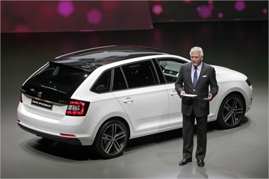 Škoda Rapid Spaceback. Škoda vadītājs Vinfrīds Valands iepazīstina ar jauno Rapid Spaceback. 4,30 m garais universāls ir par 18 cm īsāks nekā Rapid hečbeks, bet bagāžas nodalījums var uzņemt 415-1490 litrus. Motoru piedāvājumā ir četri benzīna un divi dīzeļa dzinēji ar 75-122 ZS jaudu. Pārdošanā Rapid Spaceback nonāks jau septembrī.
