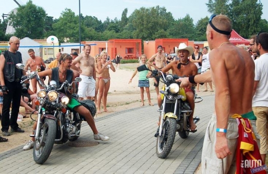 Baskājis kovbojs iekabina kolēģim...