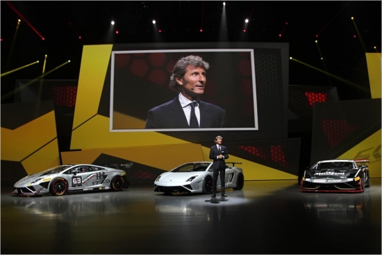 Lamborghini. Lamborghini Frankfurtei sagatavojis trīs īpašus modeļus, kas saucas Gallardo Supertrofeo, GT3 un Squadra Corse. Interesantākais no visiem trim ir Lamborgini Gallardo Squadra Corse, kas nosaukts kompānijas nesen izveidotās motoru sporta nodaļas vārdā. Koplietošanas satiksmei paredzētais sportkārs aprīkots ar 5,2 litru V10, kas attīsta 570 ZS jaudu un ļauj sasniegt sekojošus rādītājus: 0-100 km/h 3,4 sekundes, 320 km/h – maksimālais ātrums.
