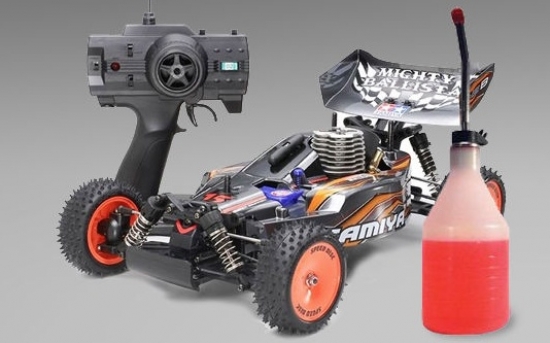 -Tamya modeļauto. Ar tālvadību vadāmais modeļauto izmanto nitro kokteili. Šāda degviela nav lēta (12 eiro litrā), taču tvertnē ietilpst tikai 0,065 litri. Tātad izmaksas ir tikai 0,78 eiro.
