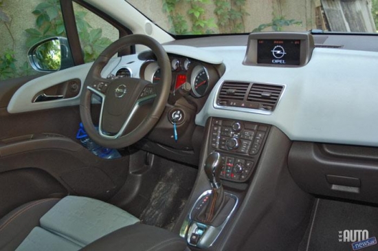 Audiosistēma ar radio, CD un 6 skaļruņiem, navigācija, „Hands Free” sistēma.